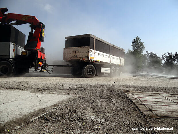 Transport monolitycznych szamb betonowych  w Kosowie Lackim z gwarancją